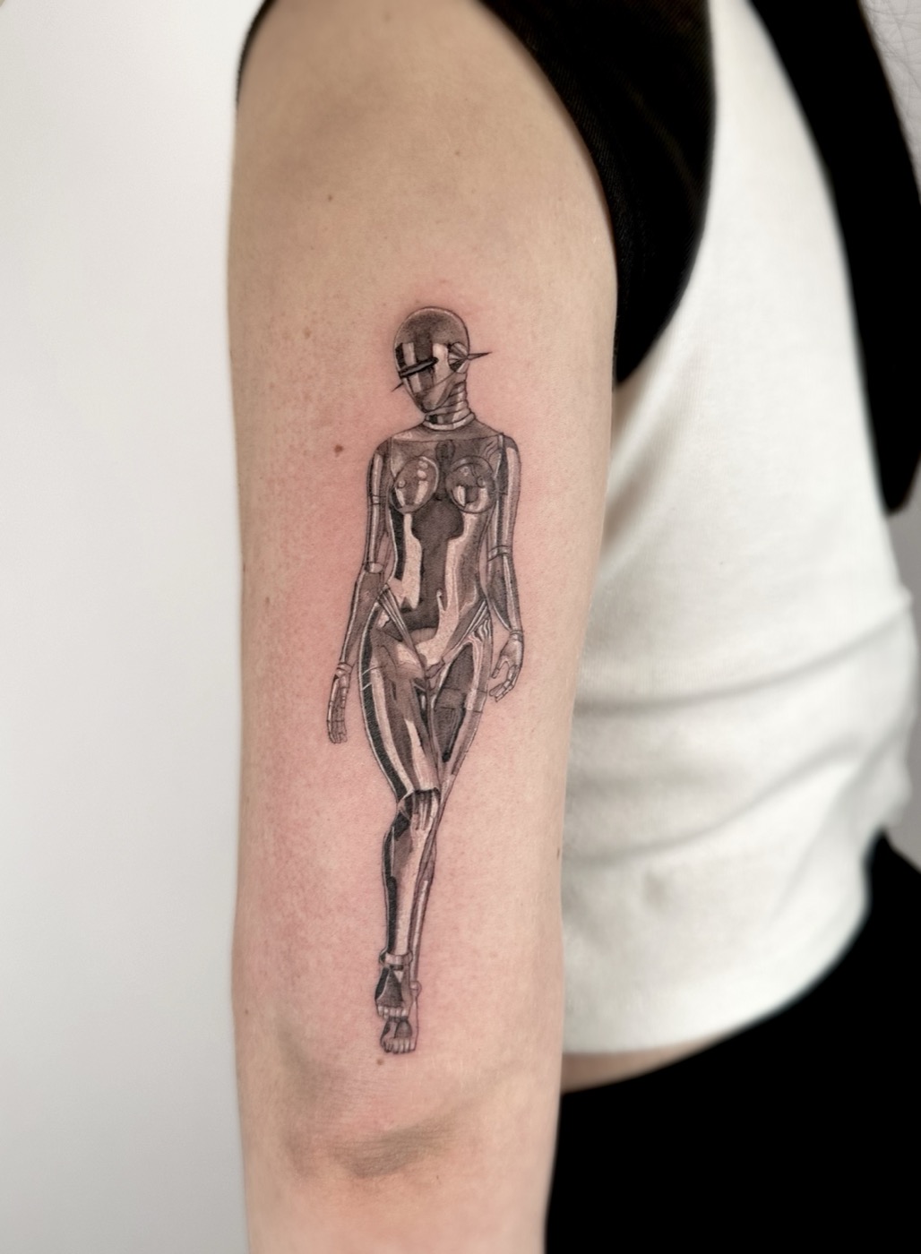 Sorayama-style chrome robot woman (arm)